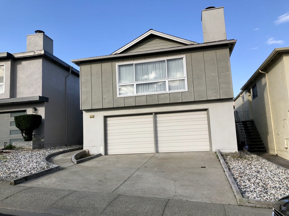 372 Morton Dr in Daly City, CA - Building Photo