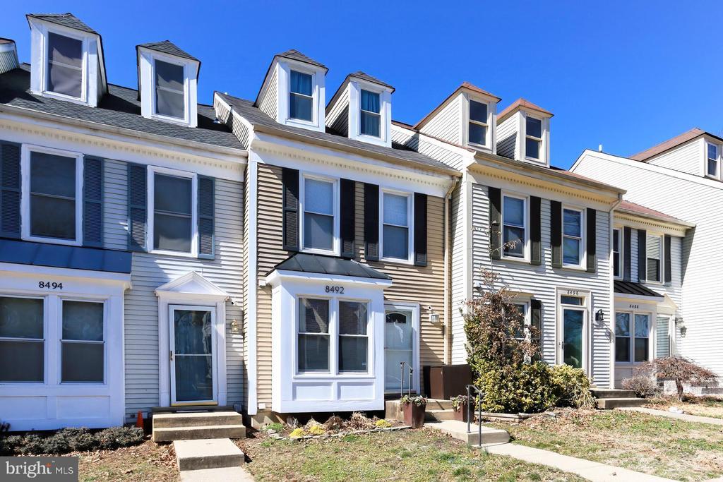 8492 Laurel Oak Dr in Springfield, VA - Building Photo