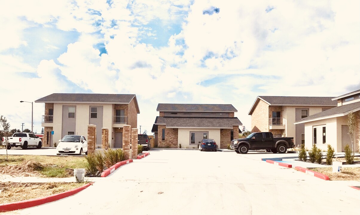 VIA DEL MAR COMPLEX in Brownsville, TX - Building Photo