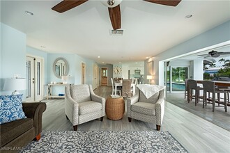 595 Wedge Dr in Naples, FL - Foto de edificio - Building Photo
