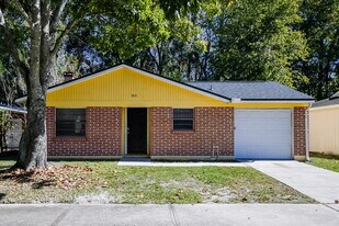 7651 McCowan Dr in Jacksonville, FL - Building Photo