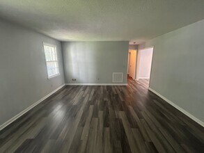 715 Montague Rd in Columbia, SC - Foto de edificio - Building Photo