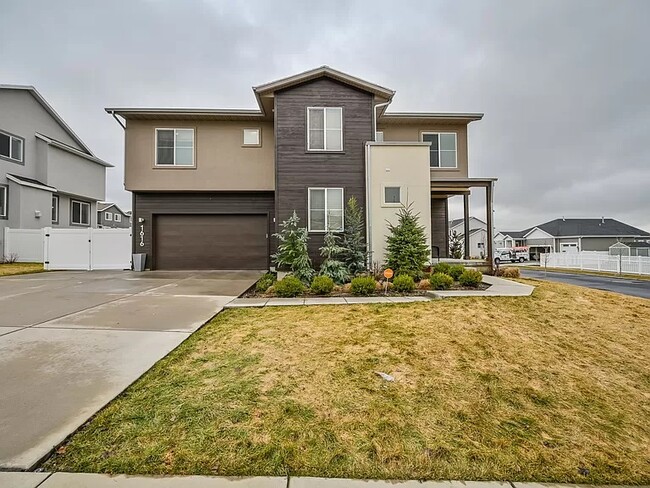 property at 1616 E Maple Way