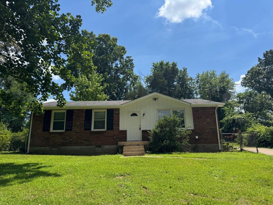 1988 Laura Dr in Clarksville, TN - Building Photo