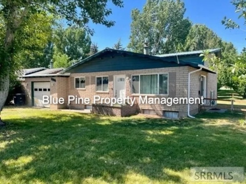 3795 E Sunnyside Rd in Ammon, ID - Building Photo