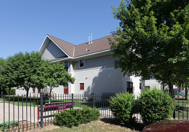 Portland Village in Minneapolis, MN - Building Photo - Building Photo