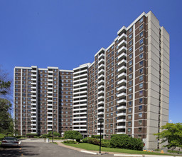 10 Edgecliff Golfway in Toronto, ON - Building Photo - Building Photo