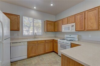10753 Pipers Cove Ln in Las Vegas, NV - Building Photo - Building Photo