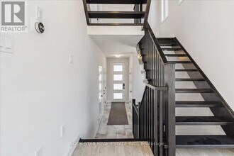 3 Southam Ln in Hamilton, ON - Building Photo - Building Photo