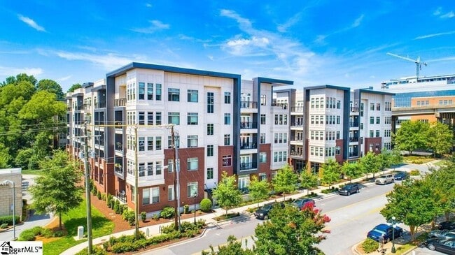 212 E Broad St, Unit Gingham in Greenville, SC - Building Photo - Building Photo