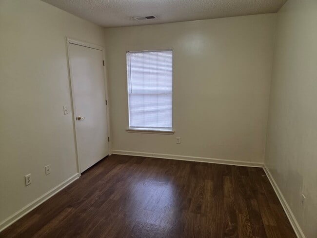 101 Charles Ave, Unit C-2 in Mc Cormick, SC - Foto de edificio - Building Photo