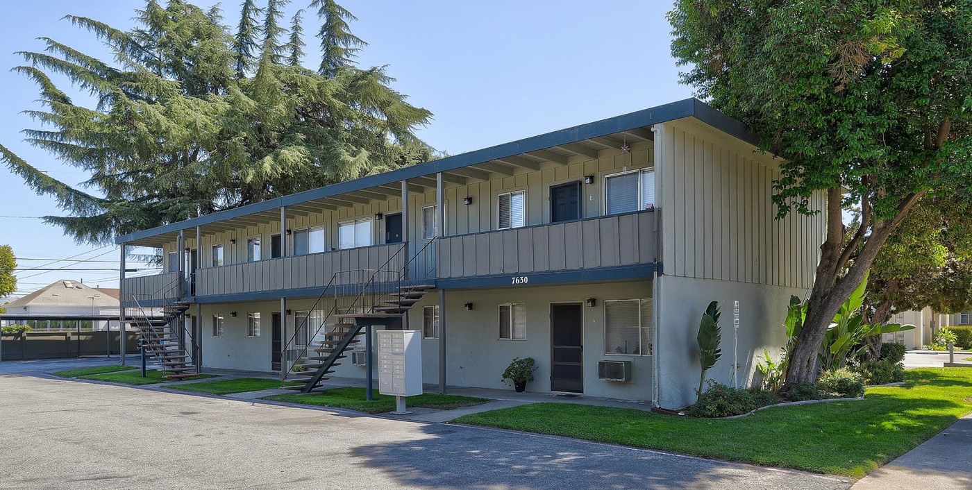 Evia Apartments in Gilroy, CA - Foto de edificio