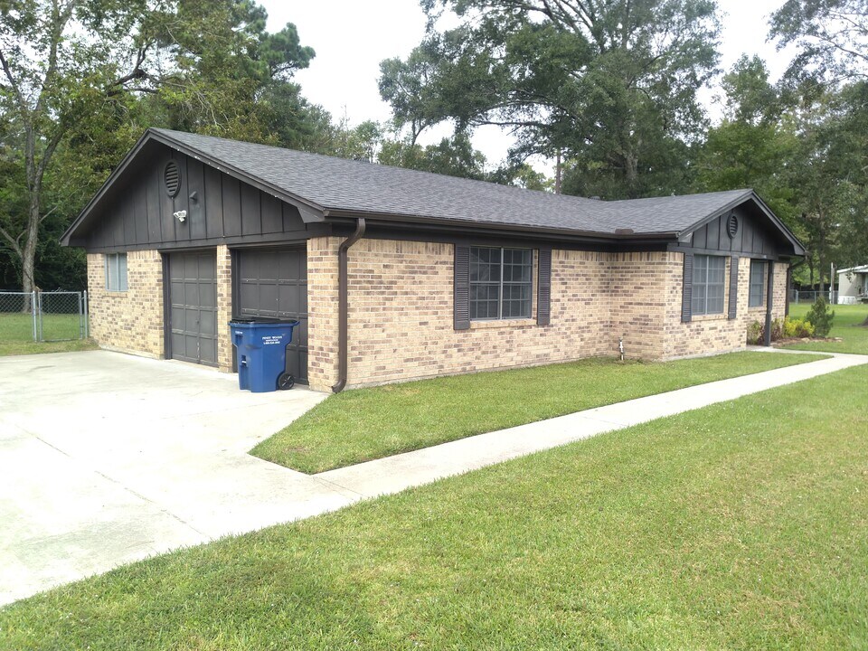 11446 Olive Rd in Lumberton, TX - Foto de edificio