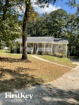 8458 Helmer Ct in Riverdale, GA - Building Photo