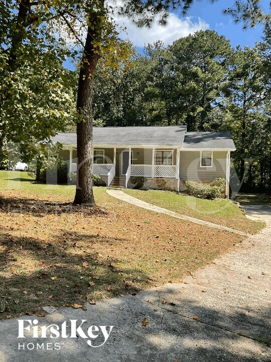 8458 Helmer Ct in Riverdale, GA - Foto de edificio