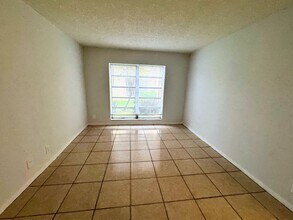 4425 Treehouse Ln in Tamarac, FL - Building Photo - Building Photo