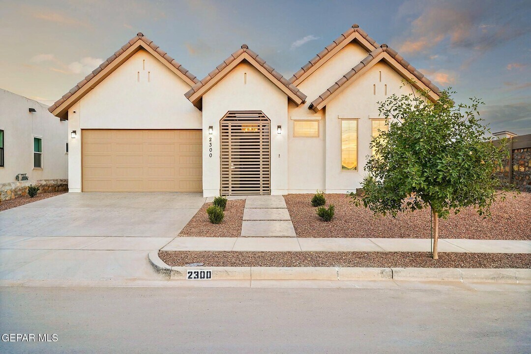 2300 Tierra Zaria in El Paso, TX - Building Photo