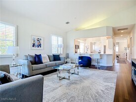 4752 Stratford Ct in Naples, FL - Building Photo