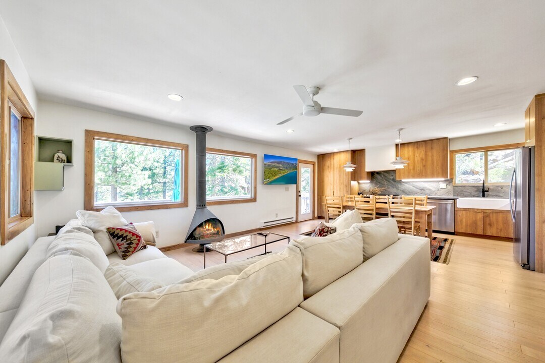 407 Bayview Dr in Tahoma, CA - Building Photo