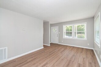 275 Maryville Pike in Knoxville, TN - Building Photo - Building Photo