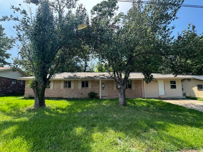 property at 209 W Lisa Dr