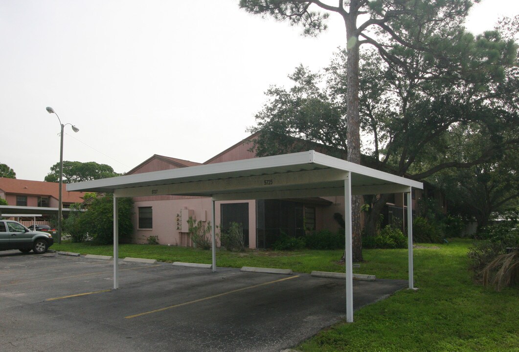 5703-5719 Summer Side Ln in Sarasota, FL - Building Photo