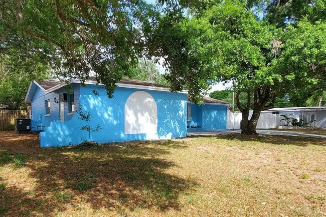 2604 Campus Hill Dr in Tampa, FL - Building Photo - Building Photo