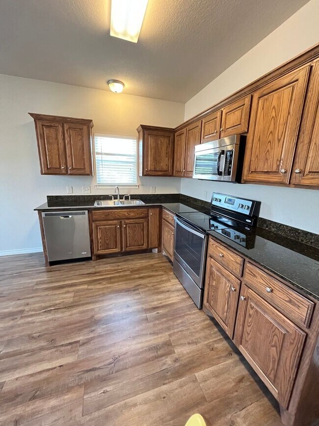 1208 Country Club Rd-Unit -1208 A Country Club Rd in Cleburne, TX - Building Photo - Building Photo