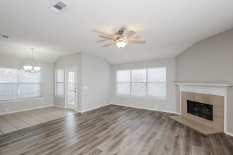 833 Lariat Dr in Saginaw, TX - Building Photo - Building Photo
