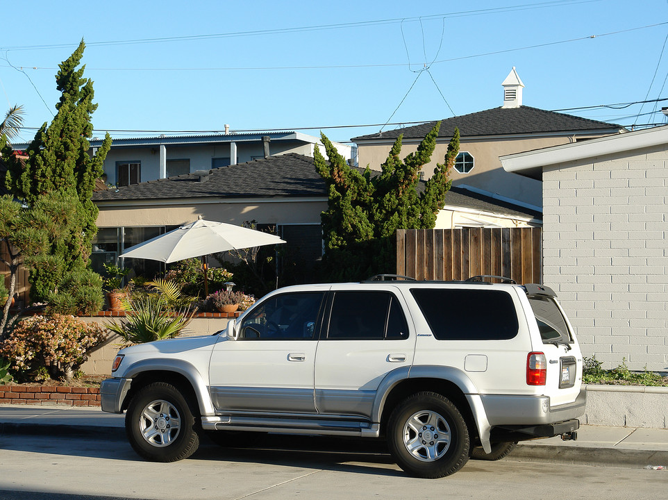 1240 W Balboa Blvd in Newport Beach, CA - Building Photo