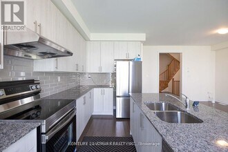 12 Fish Dr in Aurora, ON - Building Photo - Building Photo
