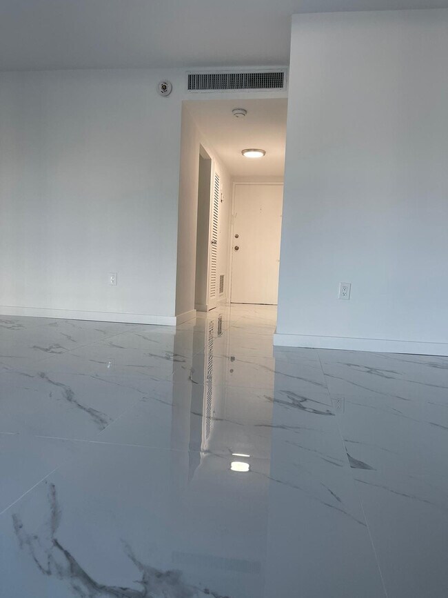 1865 79th Street Cswy, Unit 2L in North Bay Village, FL - Building Photo - Building Photo