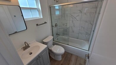 988 El Camino Dr in Costa Mesa, CA - Foto de edificio - Building Photo