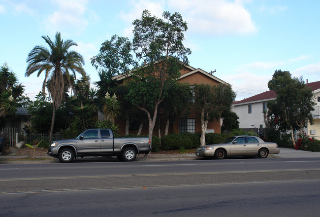 4459 Clairemont Dr in San Diego, CA - Building Photo - Building Photo