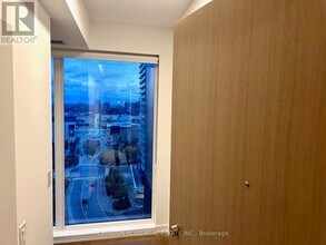 395 Square One Dr in Mississauga, ON - Building Photo - Building Photo