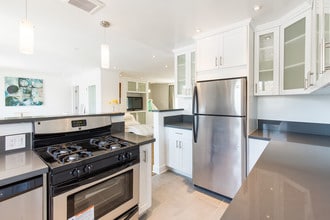 130 San Vicente Blvd in Santa Monica, CA - Building Photo - Building Photo