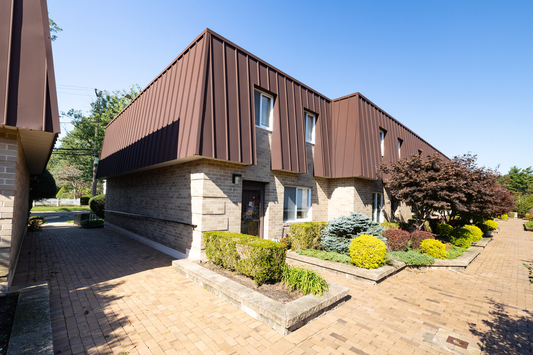 Atrium Plaza Condominium in Hempstead, NY - Building Photo