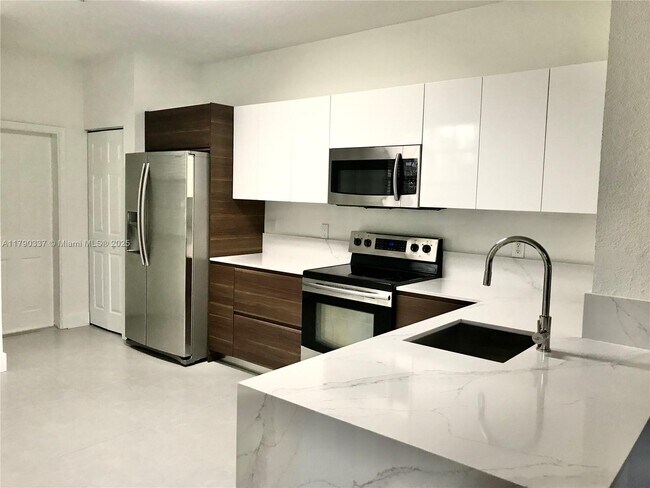 4034 Peppertree Dr in Weston, FL - Building Photo - Building Photo
