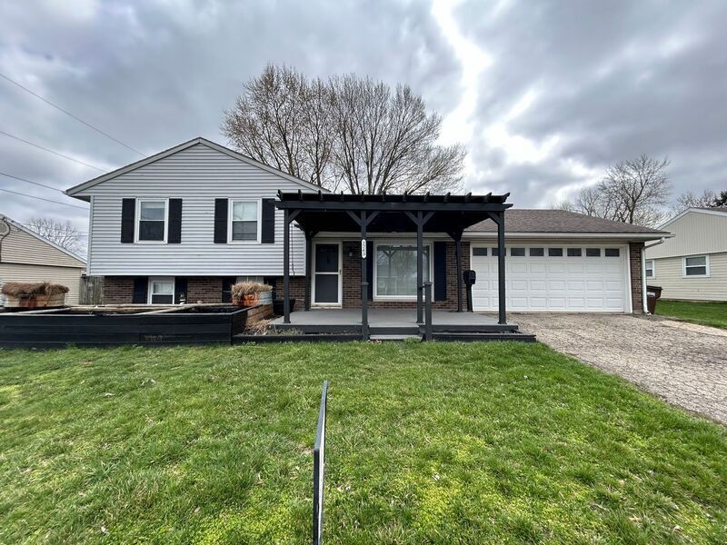 2263 Cornwall Dr in Xenia, OH - Building Photo