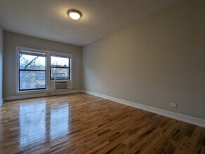 556 W Arlington Pl, Unit 303 in Chicago, IL - Foto de edificio - Building Photo