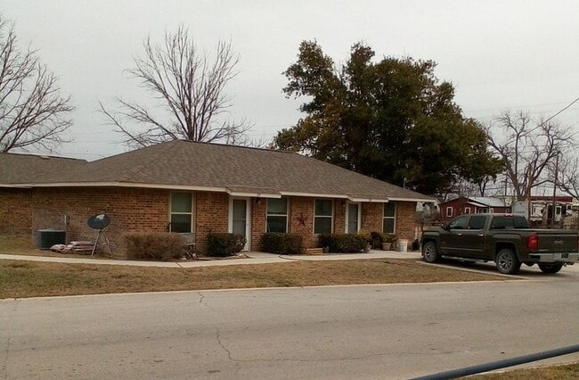 111 NW Main St in Junction, TX - Building Photo - Building Photo