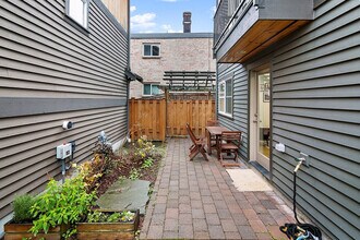 1215 Dexter Ave N in Seattle, WA - Building Photo - Building Photo