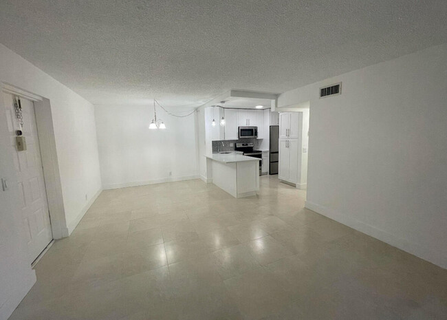 205 Foxtail Dr in Greenacres, FL - Building Photo - Building Photo