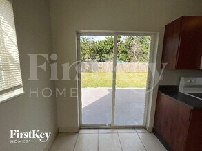 1231 NE 214th St in Miami, FL - Foto de edificio - Building Photo