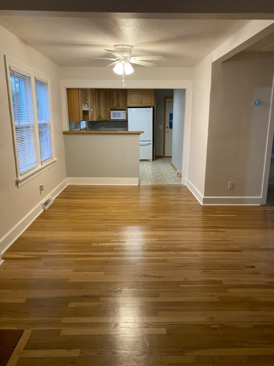 174 Lakewood Dr in Avon Lake, OH - Foto de edificio