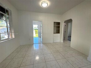 937 NW 46th St in Miami, FL - Foto de edificio - Building Photo