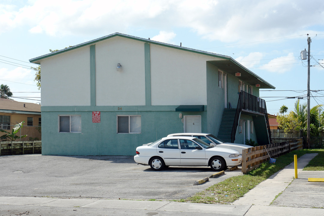 34 W 13th St in Hialeah, FL - Foto de edificio