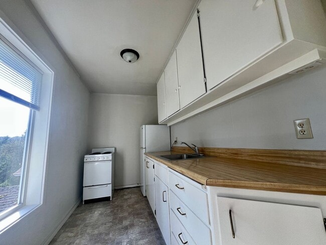 1407 Central Ave in Coos Bay, OR - Building Photo - Building Photo