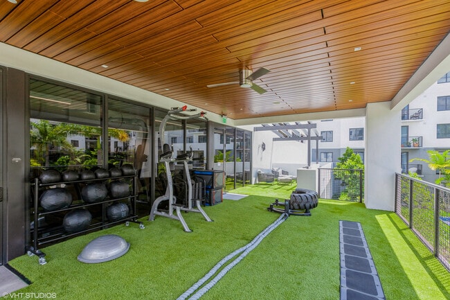 Sanctuary in Doral, FL - Foto de edificio - Building Photo
