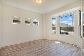 1144 Goldenrod Dr in Godley, TX - Foto de edificio - Building Photo